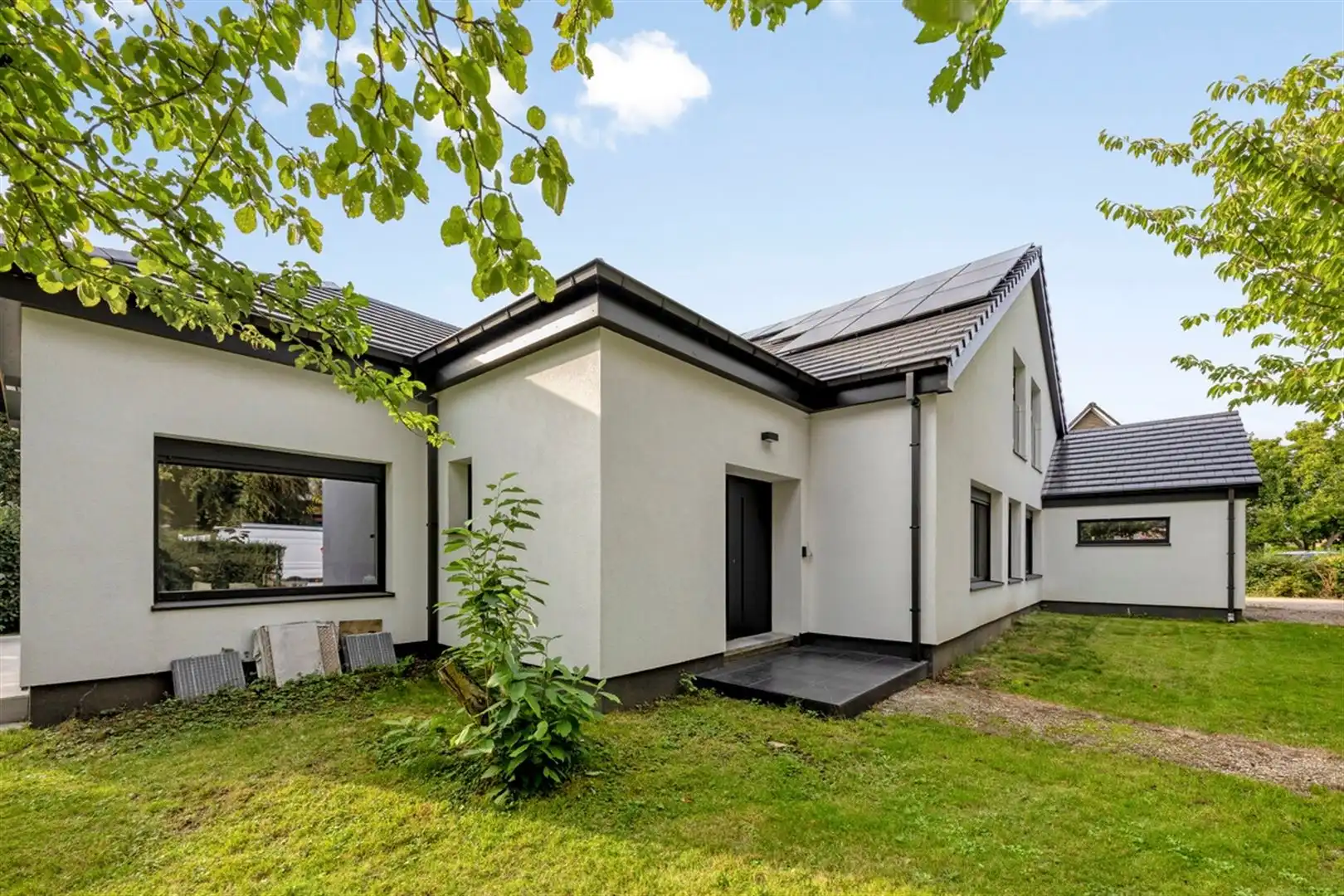 Gerenoveerde, energiezuinige villa met 6 slaapkamers. foto {{pictureIndex}}