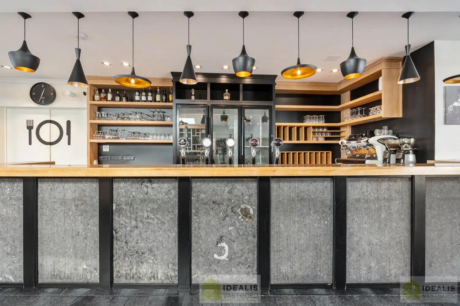 IDEALIS VASTGOED - “Het Brouwershof”, een prachtig pand met een rijke geschiedenis gelegen op het Itterplein op een unieke locatie!! Dit handelspand, een voormalige brasserie, omvat maar liefst ca.420m² bruikbare oppervlakte en is momenteel ingericht als horecazaak met een ruime brasserie met knappe bar, aansluitend volledig uitgeruste keuken, achterliggend een grote feestzaal en een ruim afgesloten terras met overdekte lounge. Uiterst geschikt voor kandidaten op zoek naar een handelspand met verschillende mogelijkheden op een toplocatie midden in hartje Opitter, Bree! foto 10