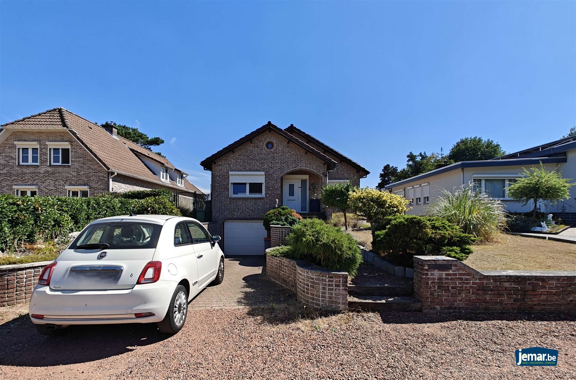 Vrijstaande bungalow woning met 3 slaapkamers en inpandige garage  foto {{pictureIndex}}