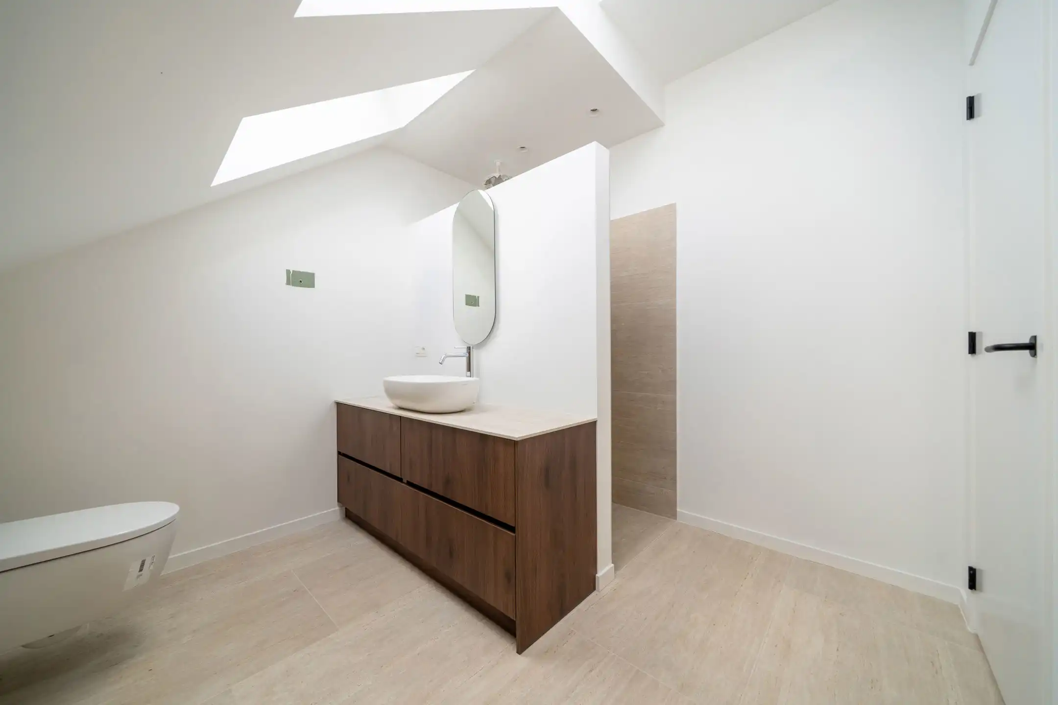 Hoogwaardig afgewerkte vernieuwbouwwoning in rustig straatje foto 16