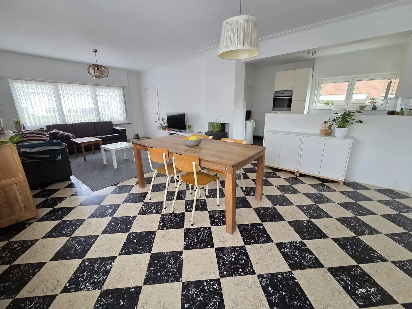 Ruime woning met 3 ruime slaapkamers en bureau, grote zolder en achterliggend weiland foto 6