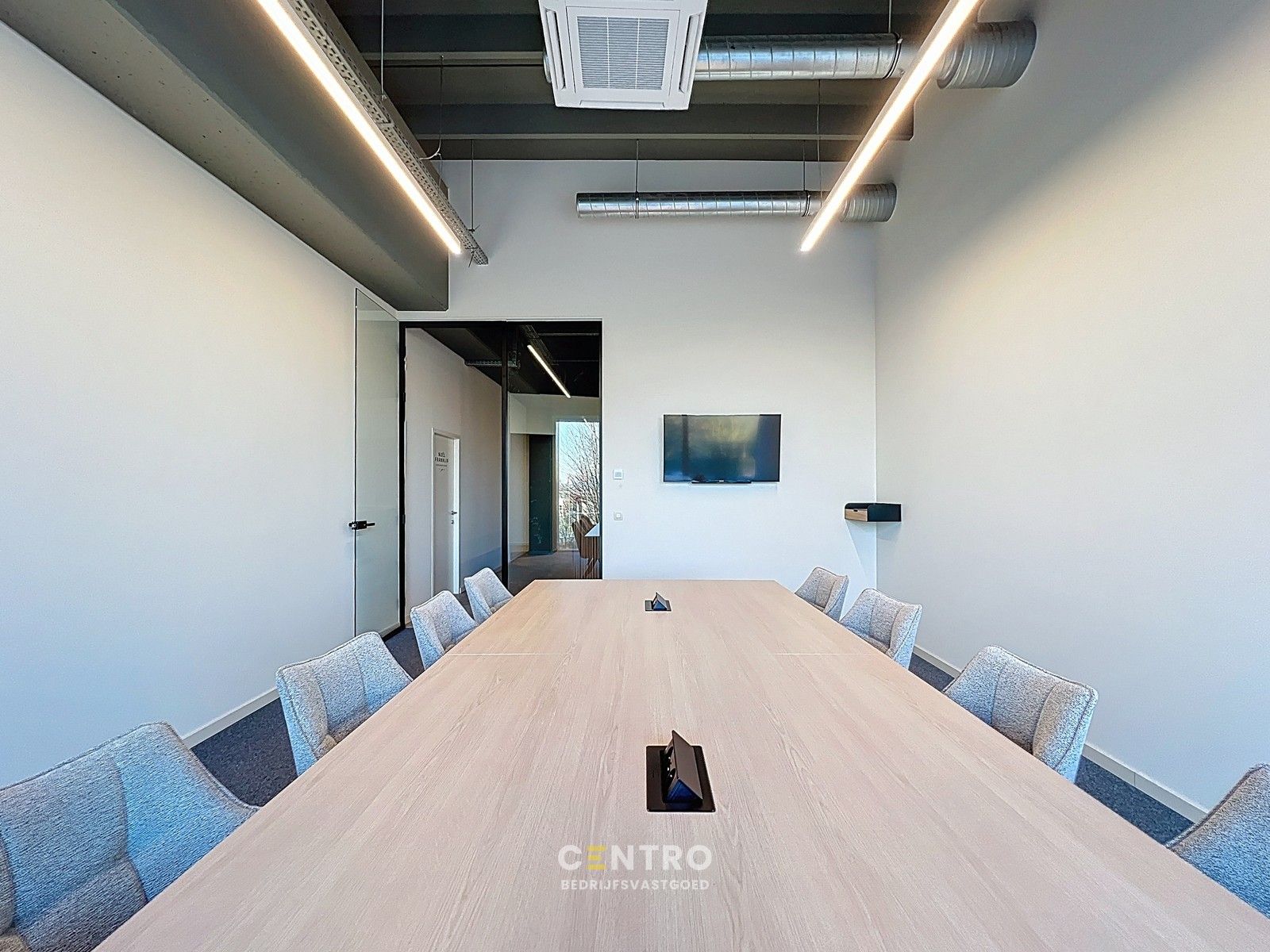 Energiezuinige, vernieuwde SERVICED kantoorruimte met mogelijkheid om een MAGAZIJN (215m²) bij te huren op Ieper Business Park! foto 5