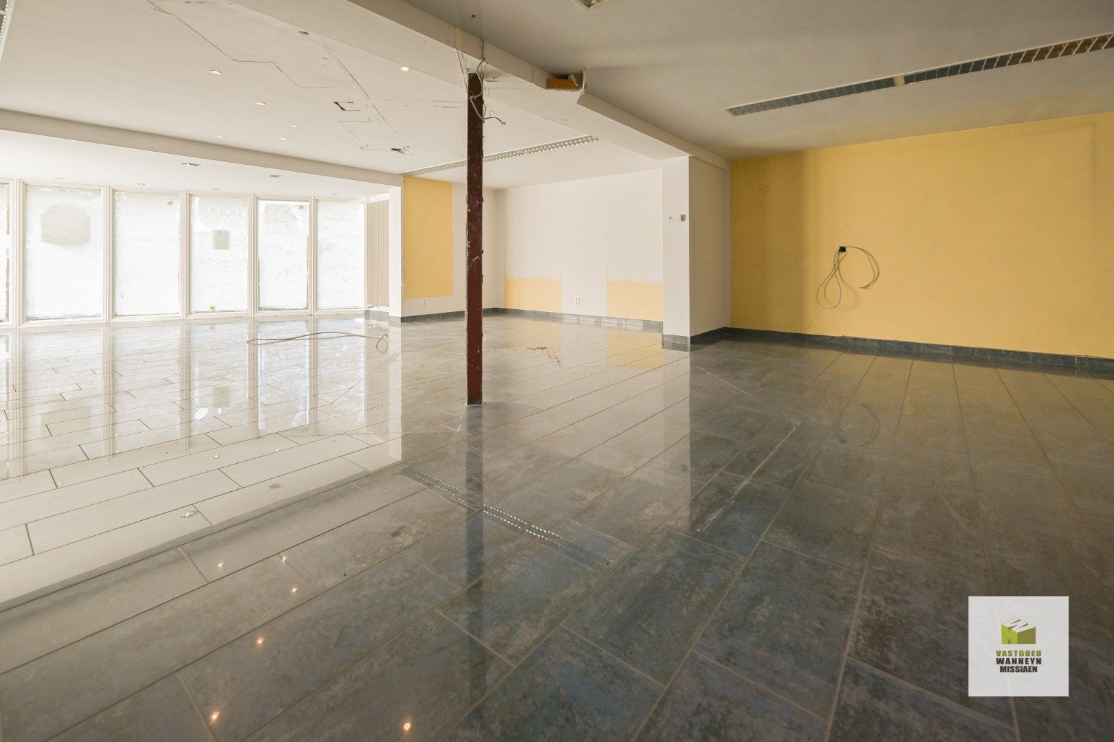 Kantoorruimte met woning op 1056 m2 foto 4