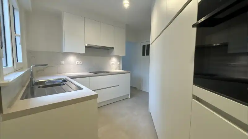 Gerenoveerde 3-slaapkamerwoning met ruim TERRAS te huur in Sint-Michiels Brugge foto 3