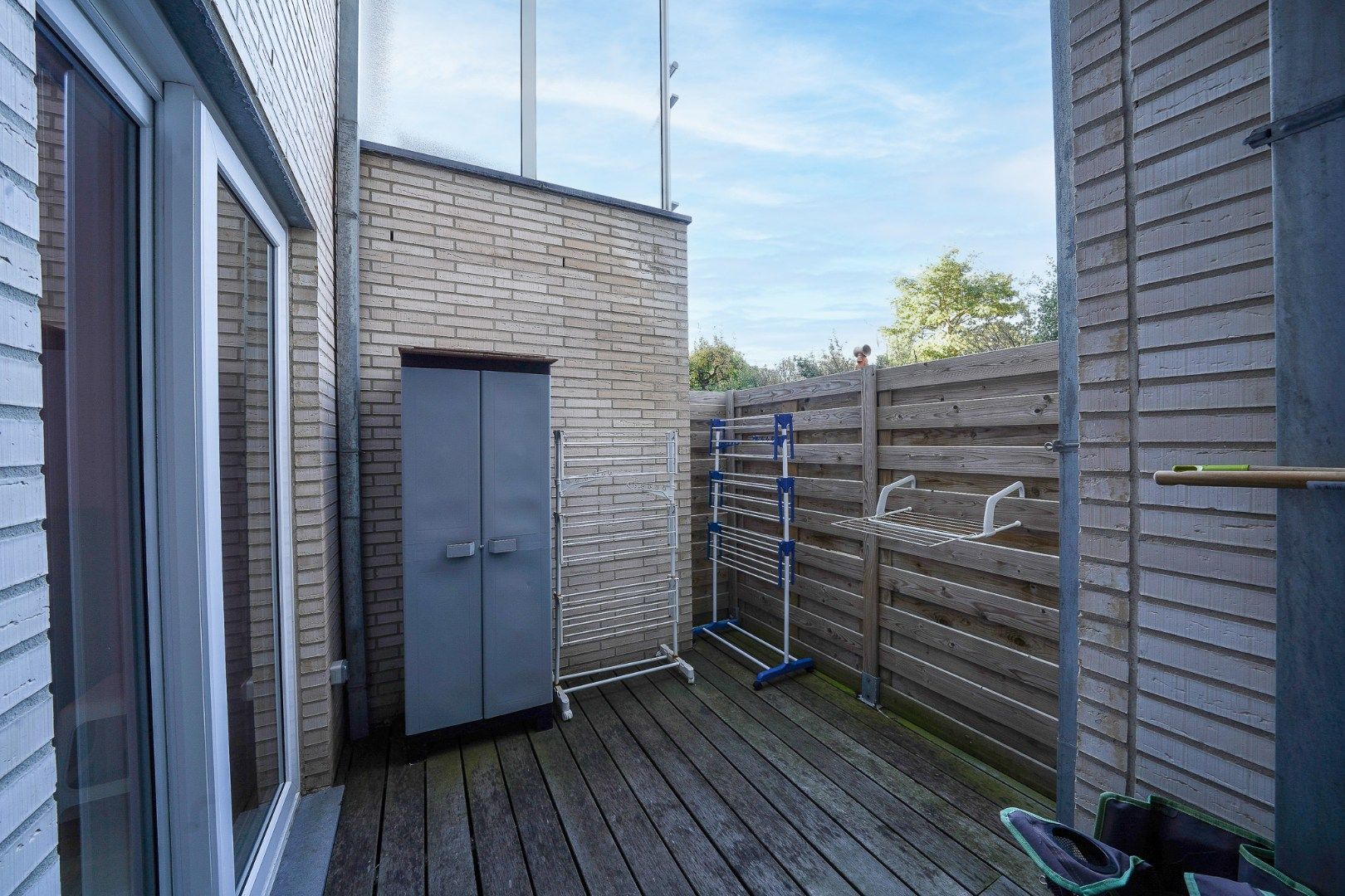 Instapklaar 2-slaapkamer appartement met voortuin en terras foto 12