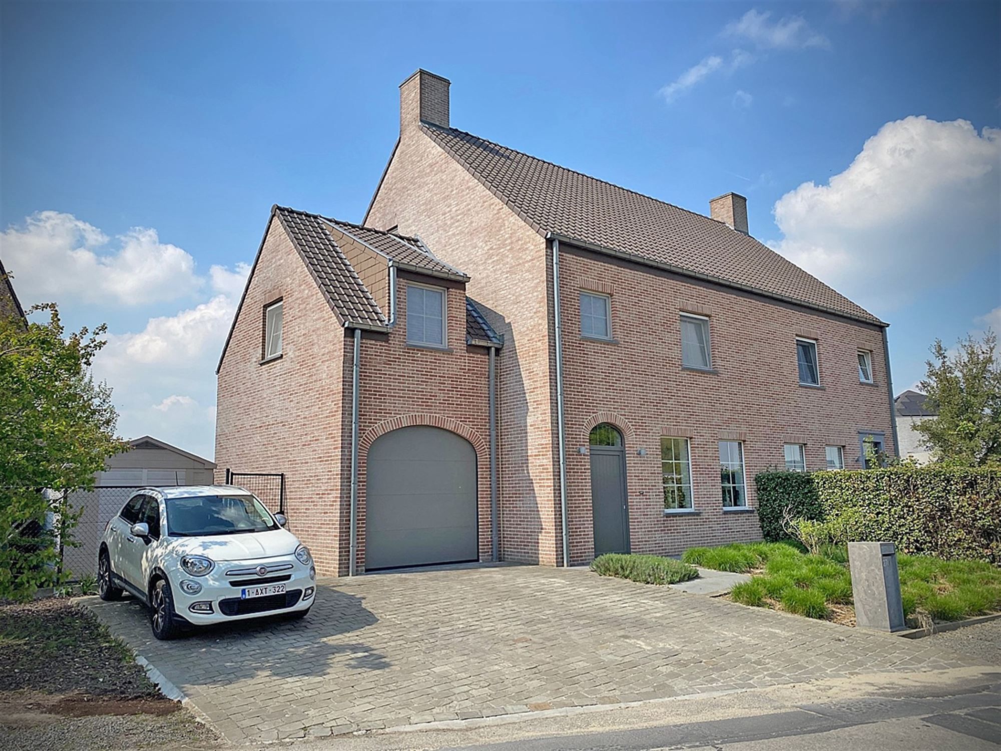 Charmante WONING (HOB) met 3 slaapkamers, garage & tuintje foto 4