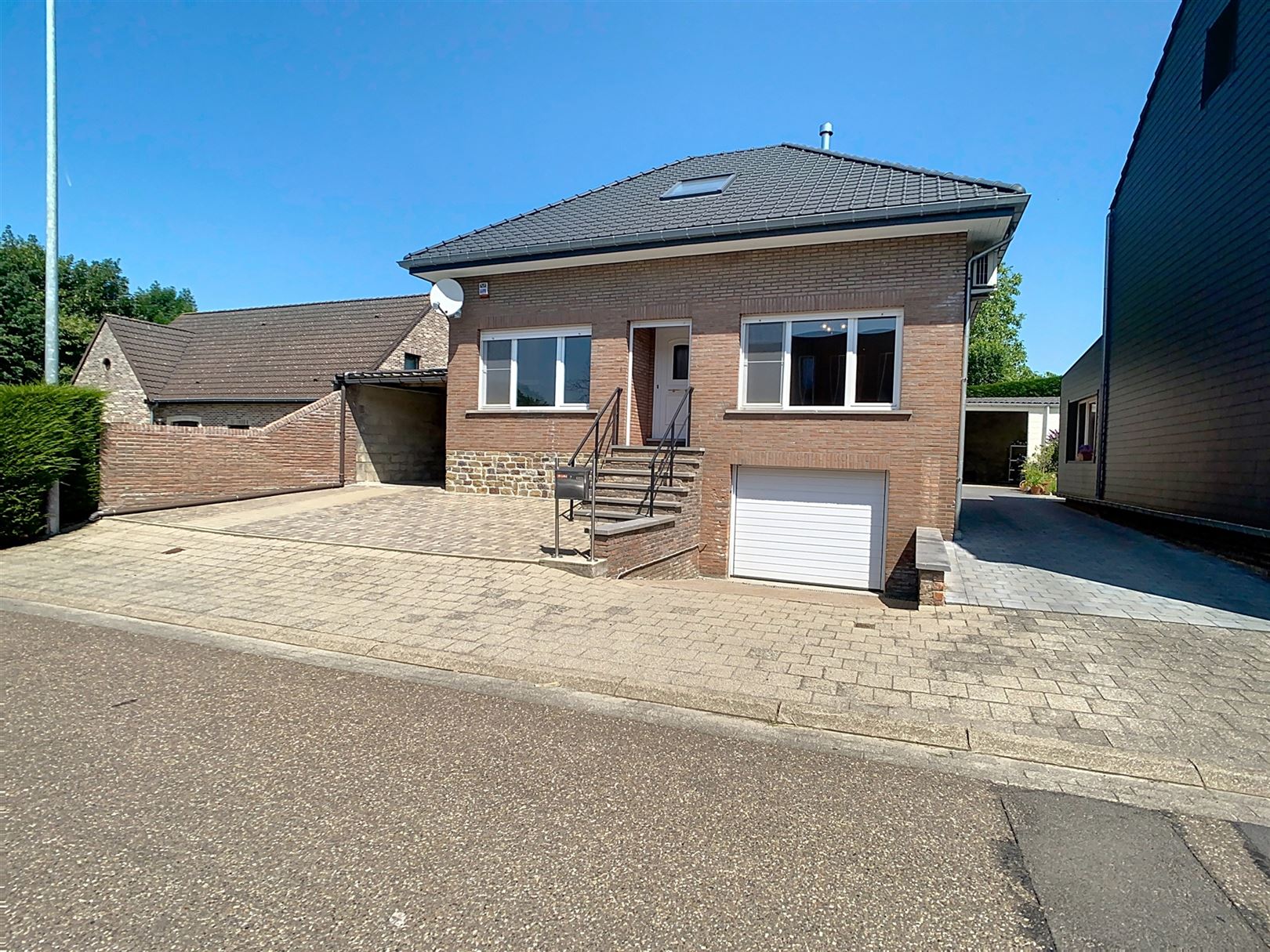Gezellige woning, 2 slpks, terras/koer, garage, 2a 77ca  foto 2