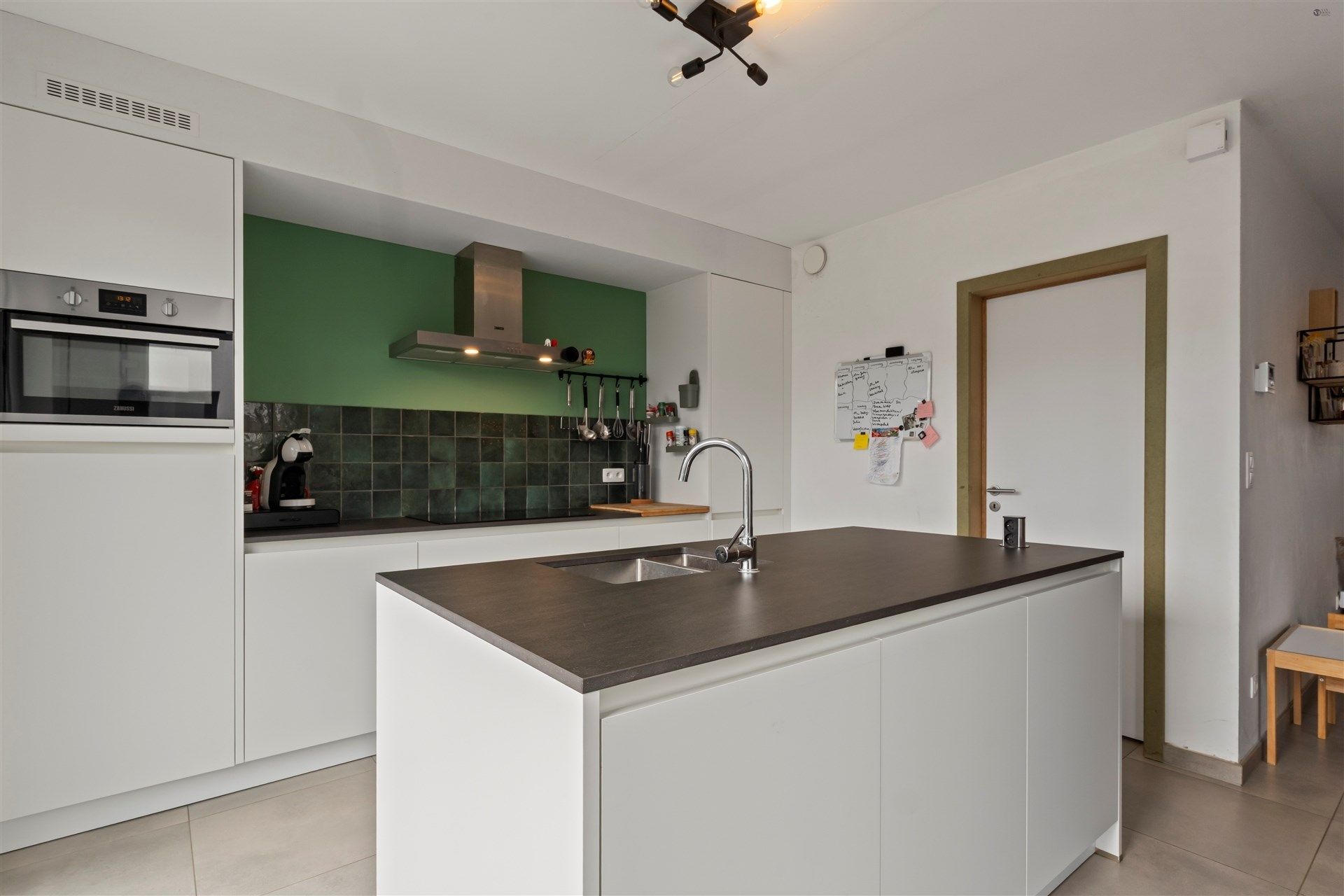 Recente woning, 5 slaapkamers, met garage en staanplaats. foto 8