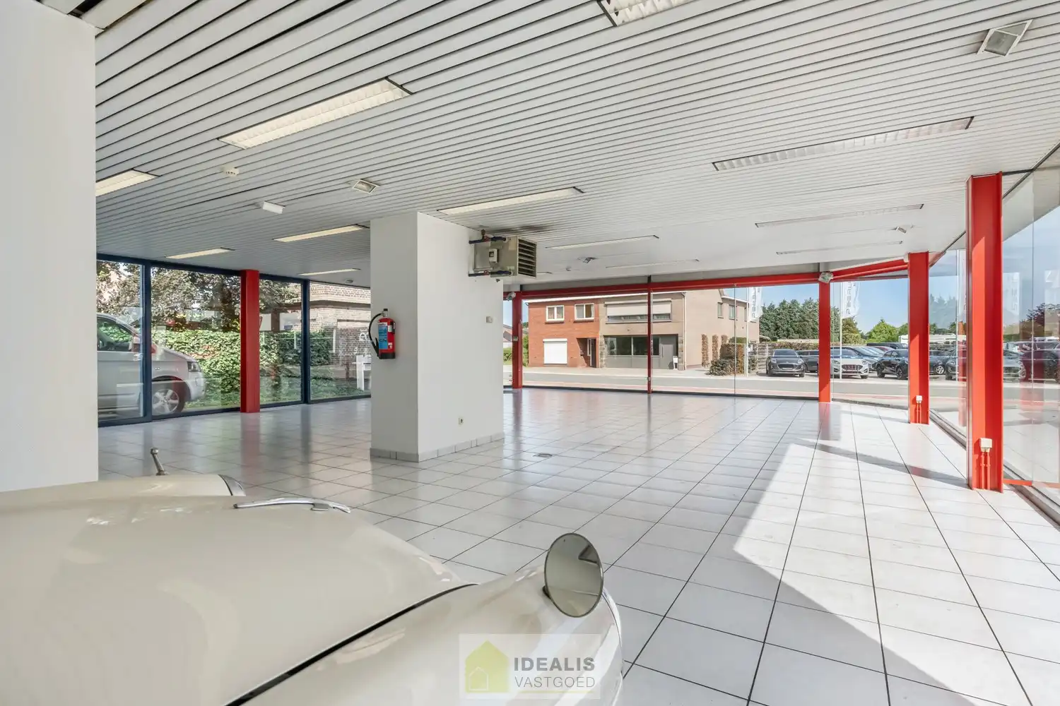 IDEALIS VASTGOED – Handelsruimte/showroom met 2 appartementen gelegen op een perceel van 6a 47ca op een commerciële zichtlocatie op het ‘Lindel’. foto 6