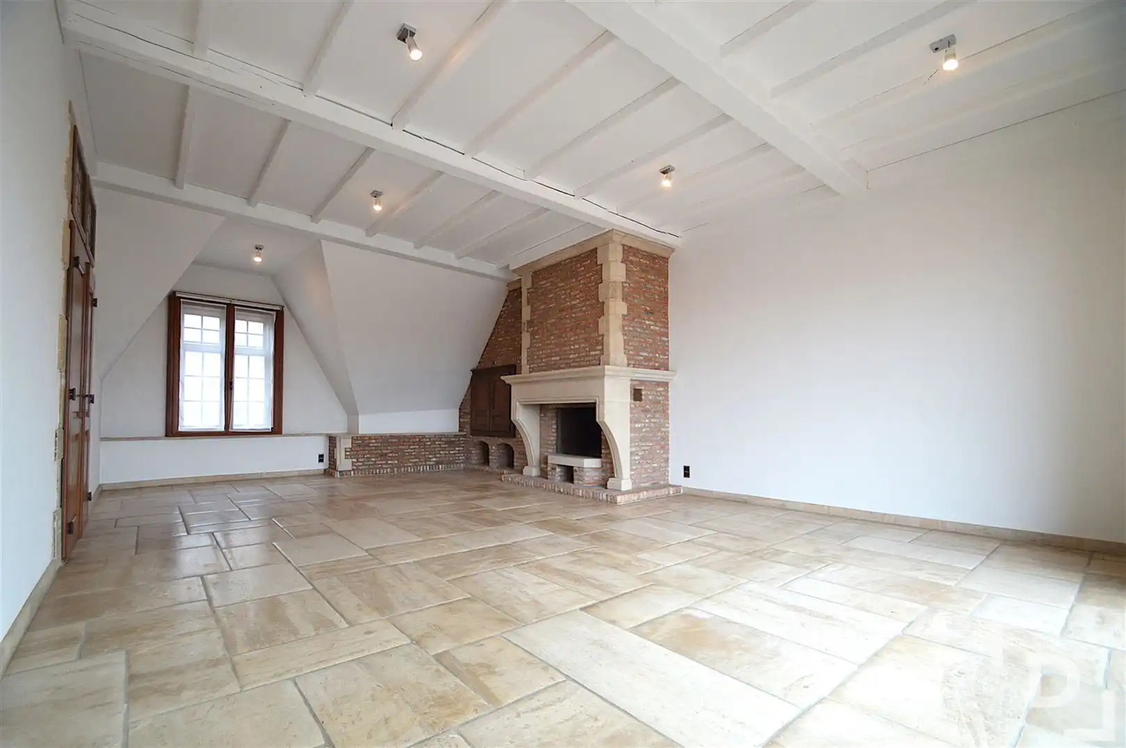 Ruim appartement op toplocatie te huur in Ieper foto 4