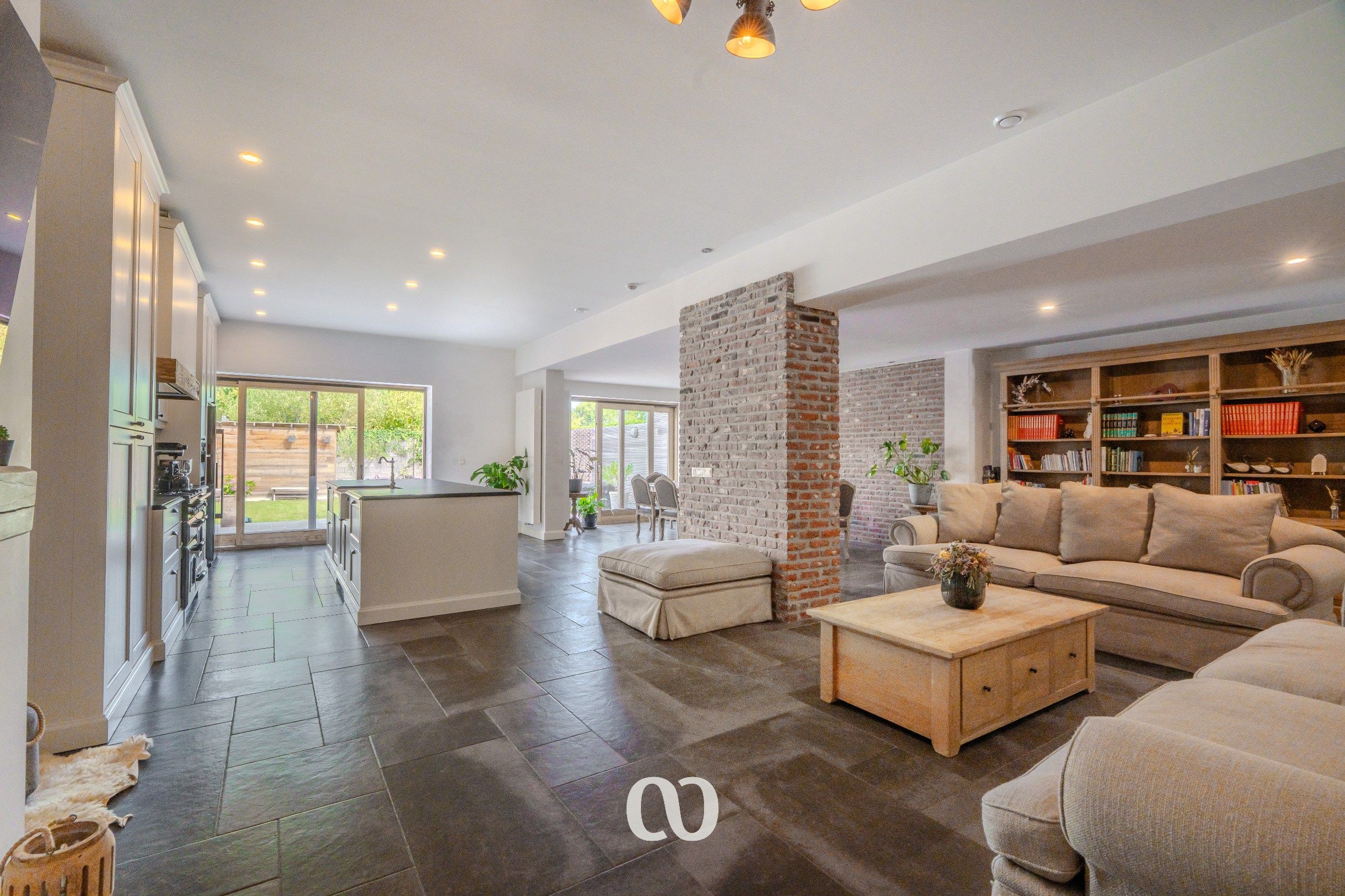 Prachtig gerenoveerde herenwoning met zeer veel ruimte foto 4
