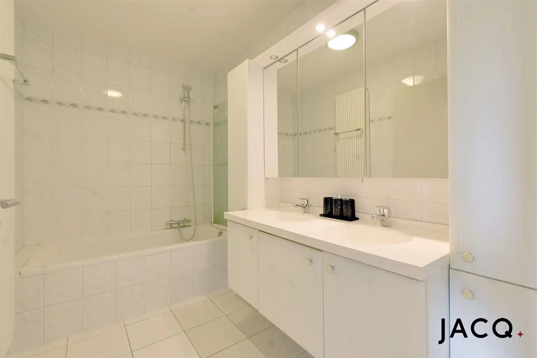 Instapklaar appartement met 2 slaapkamers op toplocatie! foto 10