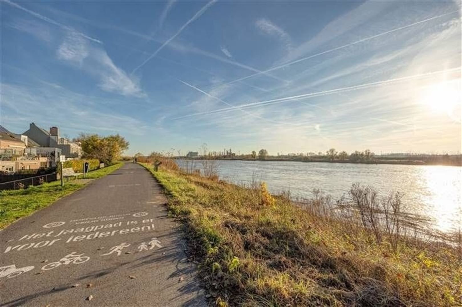 In een rustige maar toch centraal gelegen straat ontdekken we deze volledig instapklare, verrassend ruime en bijzonder energiezuinige woning foto 22