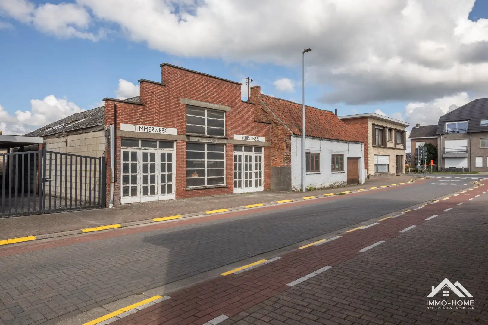 Ruime te renoveren hoekwoning met atelier!  foto 2