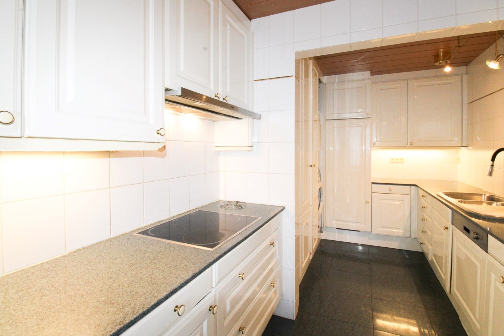 Uitzonderlijk ruim en centraal gelegen gelijkvloers appartement met drie slaapkamers, tuin én garage te koop in Deurne! foto 8