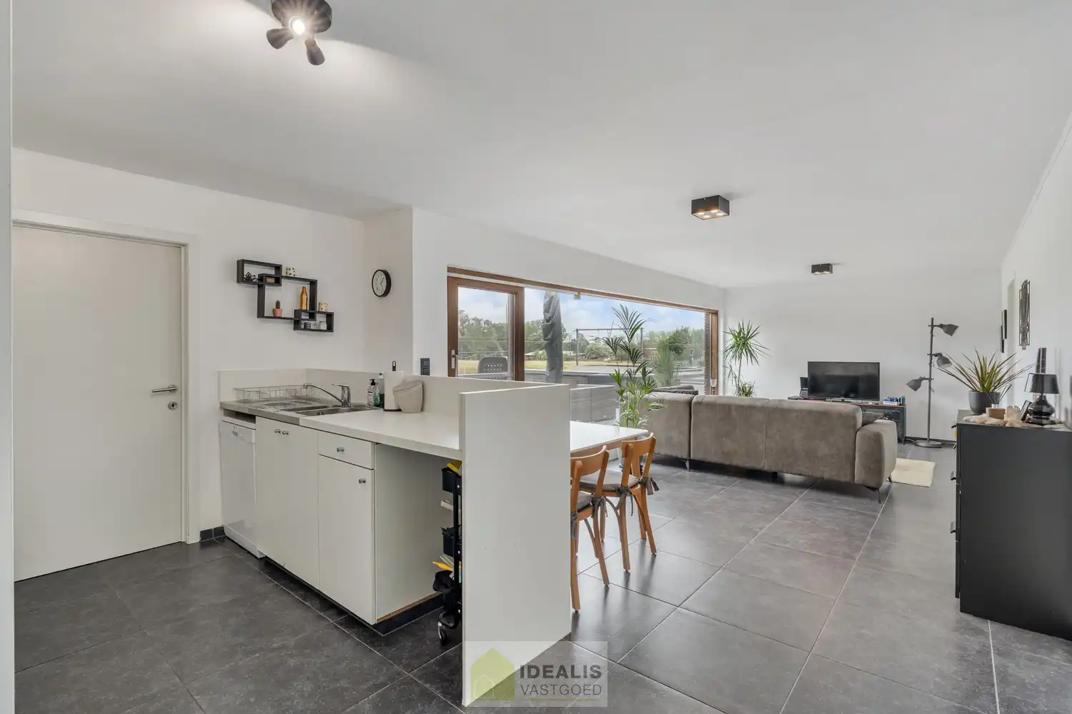 IDEALIS VASTGOED – GELIJKVLOERSE KANTOORRUIMTE MET BOVENLIGGEND APPARTEMENT OP EEN ZICHTLOCATIE IN DIEPENBEEK! Deze gelijkvloerse kantoorruimte van + - 105m² met bovenliggend apart toegankelijk appartement van + - 97 m² met zeer ruim terras is gelegen langs de Steenweg in Diepenbeek en heeft ruim voldoende parkeergelegenheid op eigen terrein. De perfecte zet voor zij die op zoek zijn naar een interessante investering op een zichtlocatie! foto 18