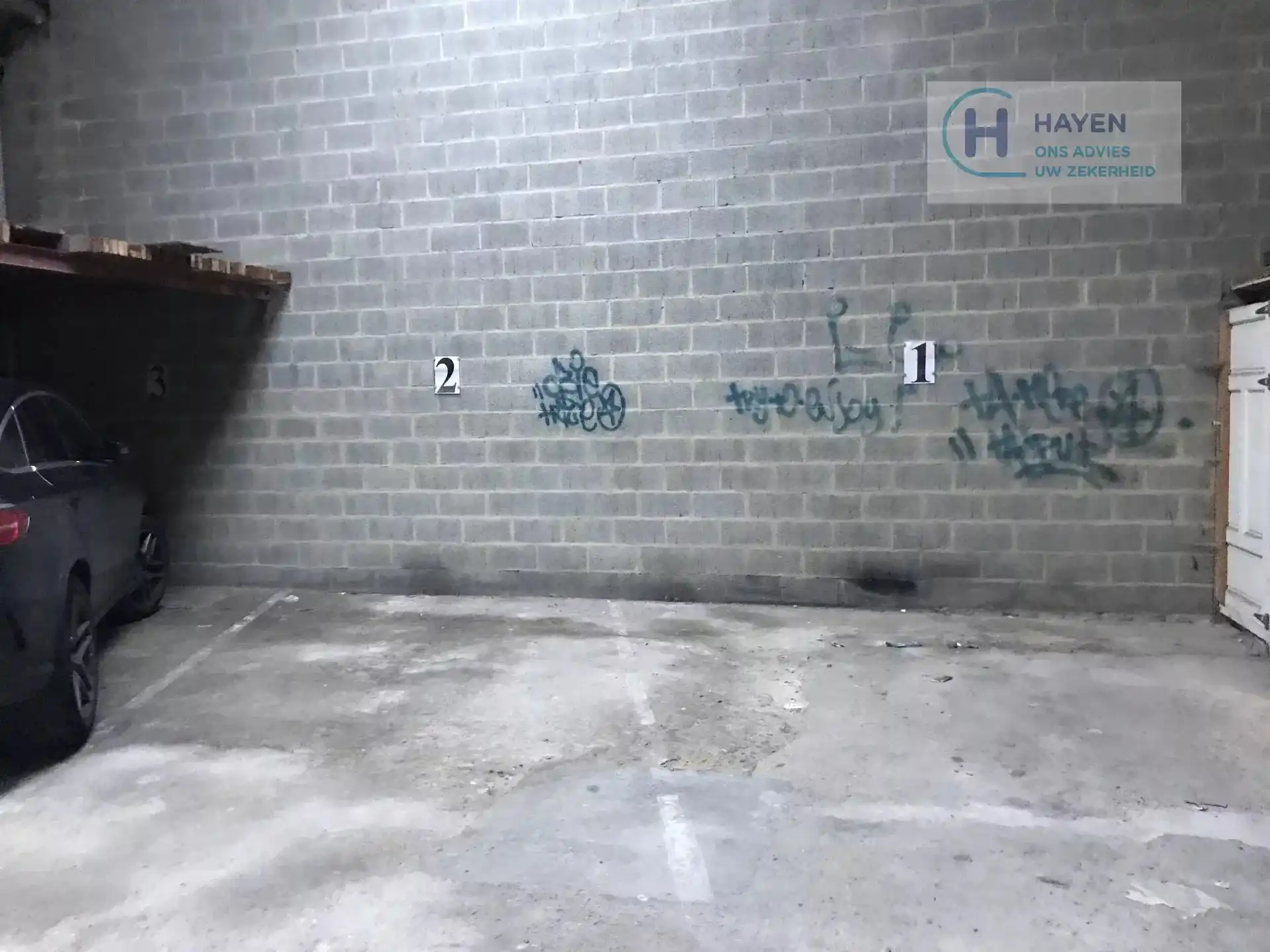 Parkeerplaats in overdekte afgesloten parking foto 2
