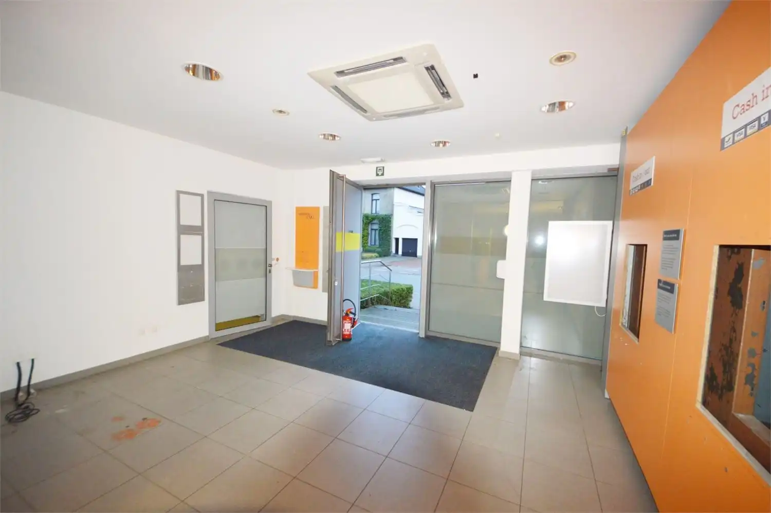 MODERN COMMERCIEEL PAND INCL. 6 PARKINGS foto 25