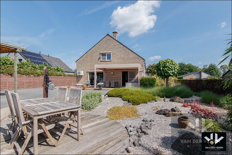 Rustig gelegen en zeer goed onderhouden zuid georiënteerde gezinswoning met kantoorruimte kort bij het domein van Bokrijk foto 2