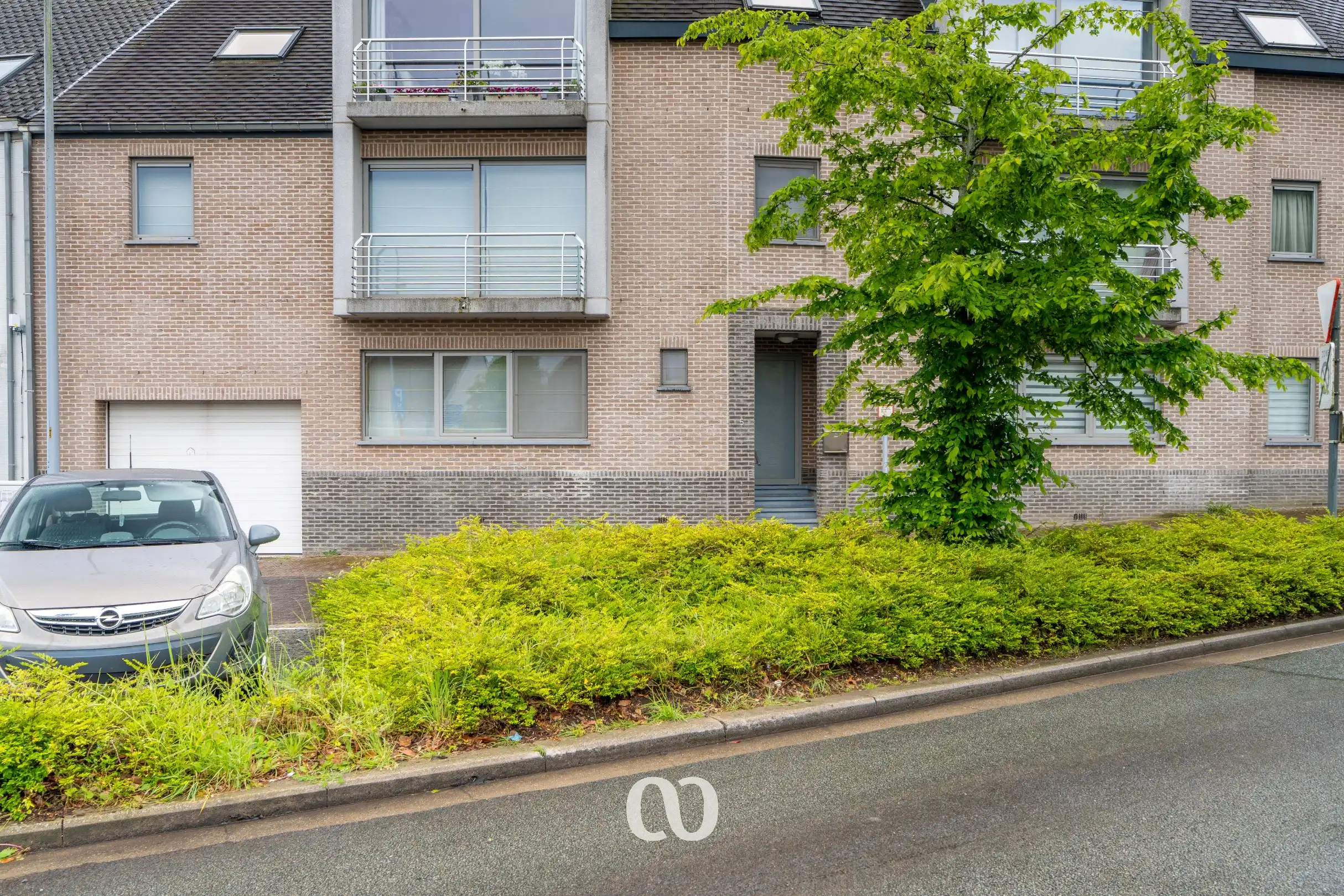 Instapklaar gelijkvloers appartement met private ingang en directe toegang tot de garage foto 23