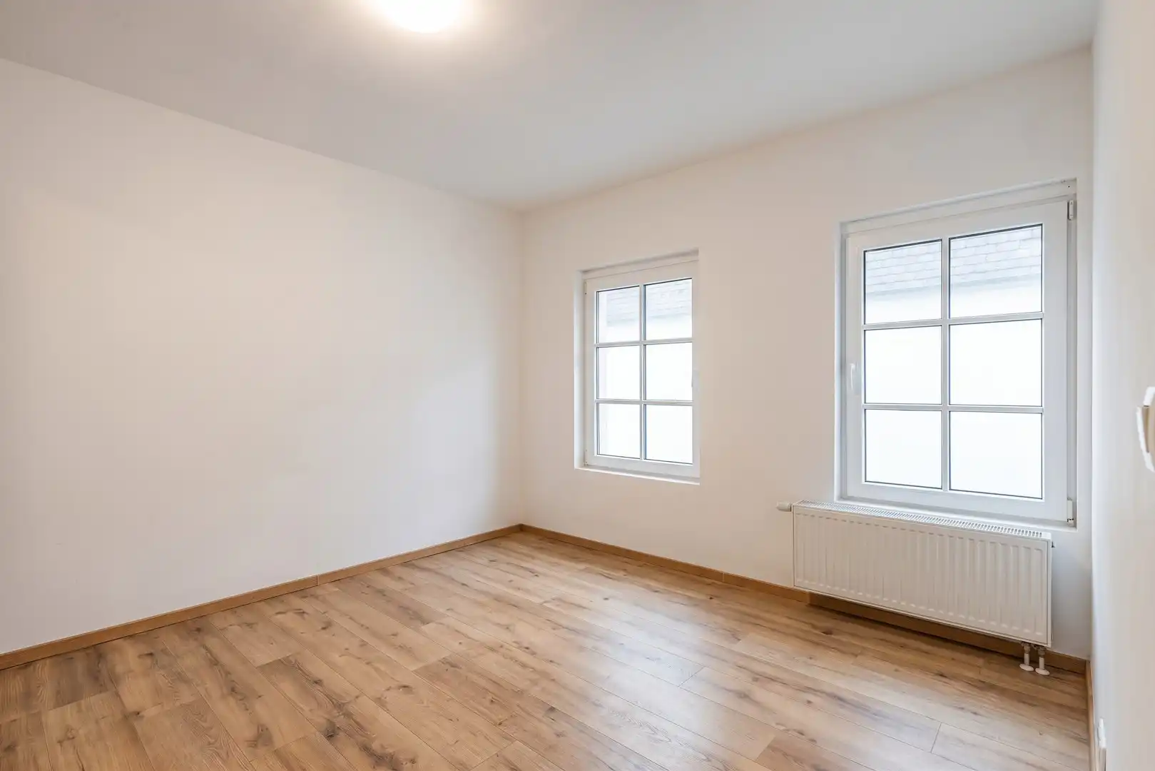 Ruime gezinswoning in Eeklo met 5 slaapkamers, 2 badkamers en gezellige stadskoer foto 9
