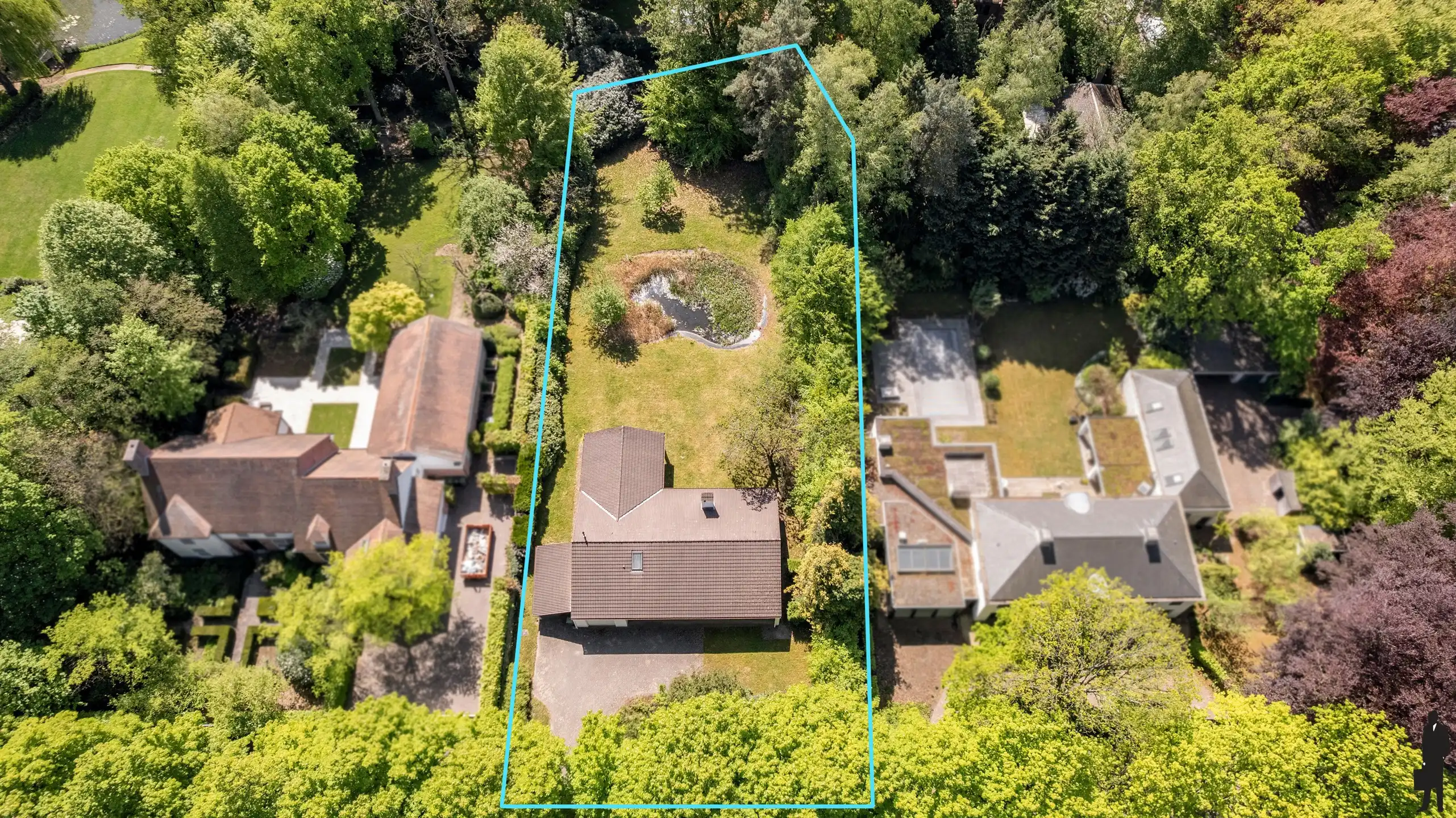Een volledig te renoveren gelijkvloerse villa (heden kantoor) op ca. 2.438 m² foto 3