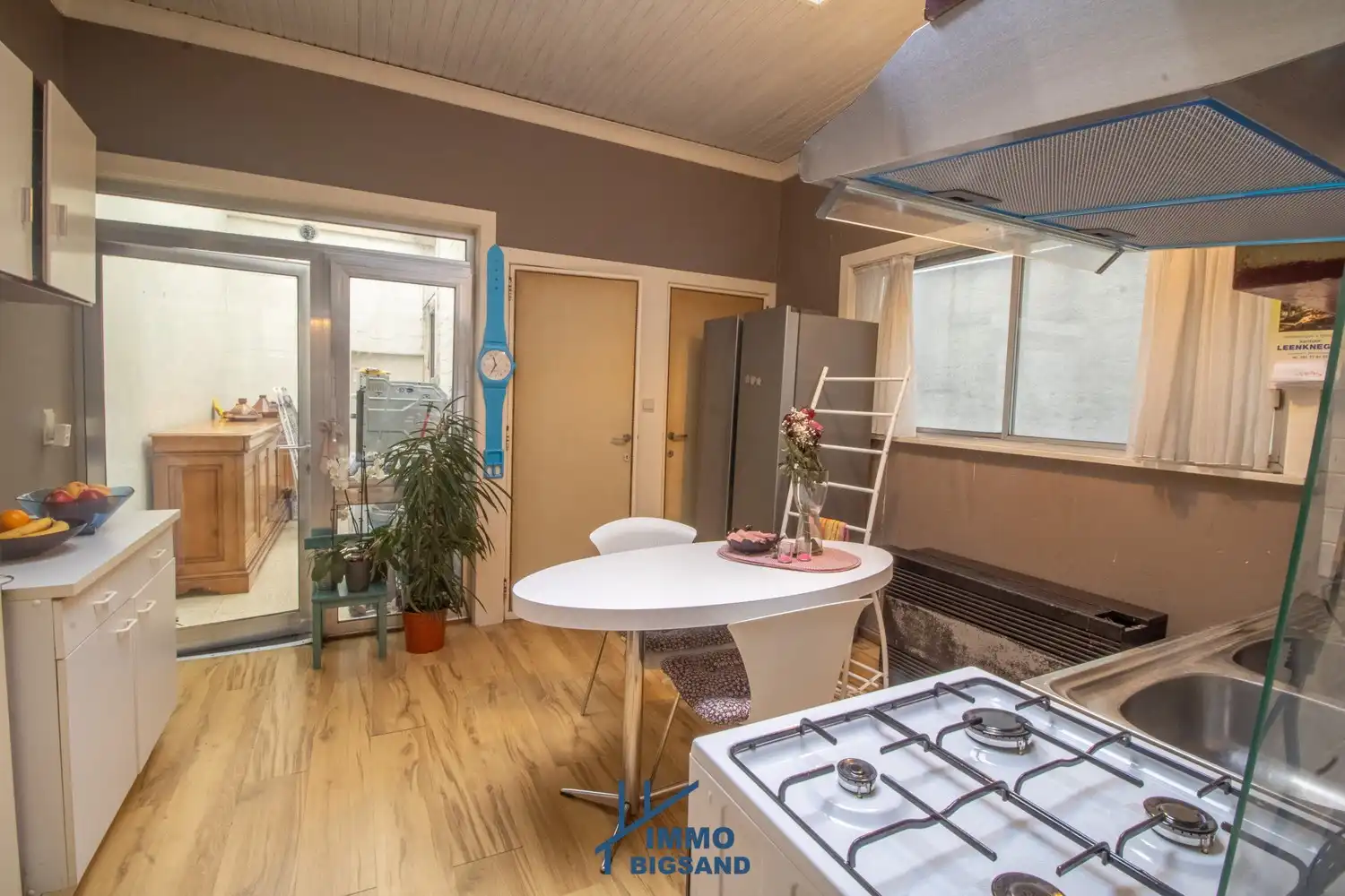 Halfopen woning met diepe oprit met garage en tuin foto 7