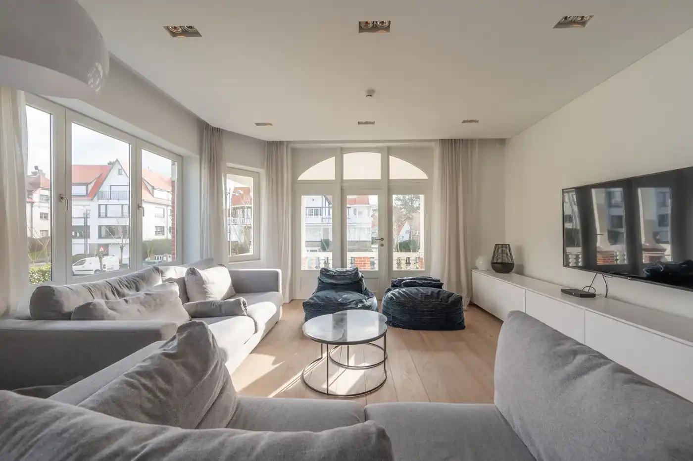 Gerenoveerde villa in Zoute, Knokke-Heist met 4 slaapkamers, tuin, garage, fietsenberging en 227m² hoogwaardige woonruimte. foto 5
