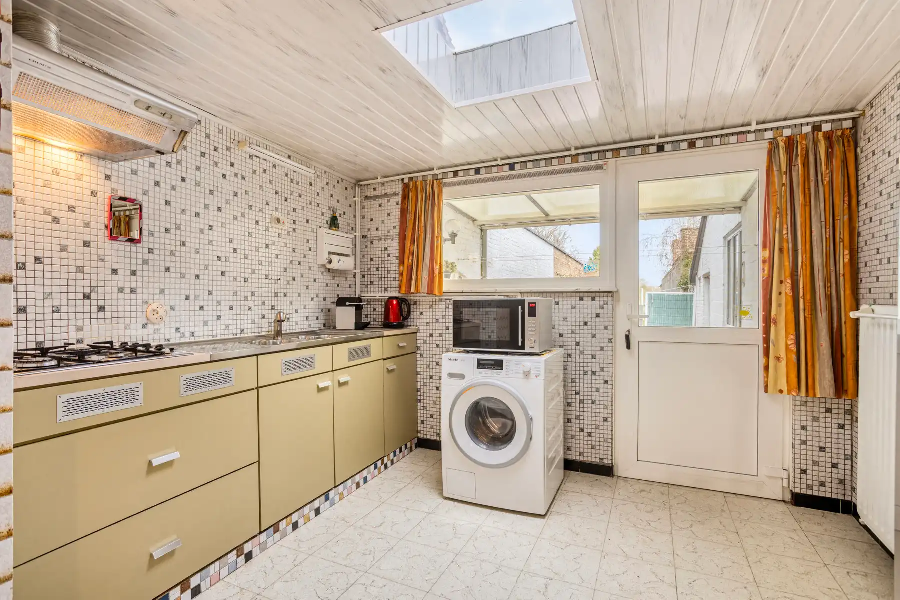 Landelijke driegevelwoning met garage en tuin foto 11