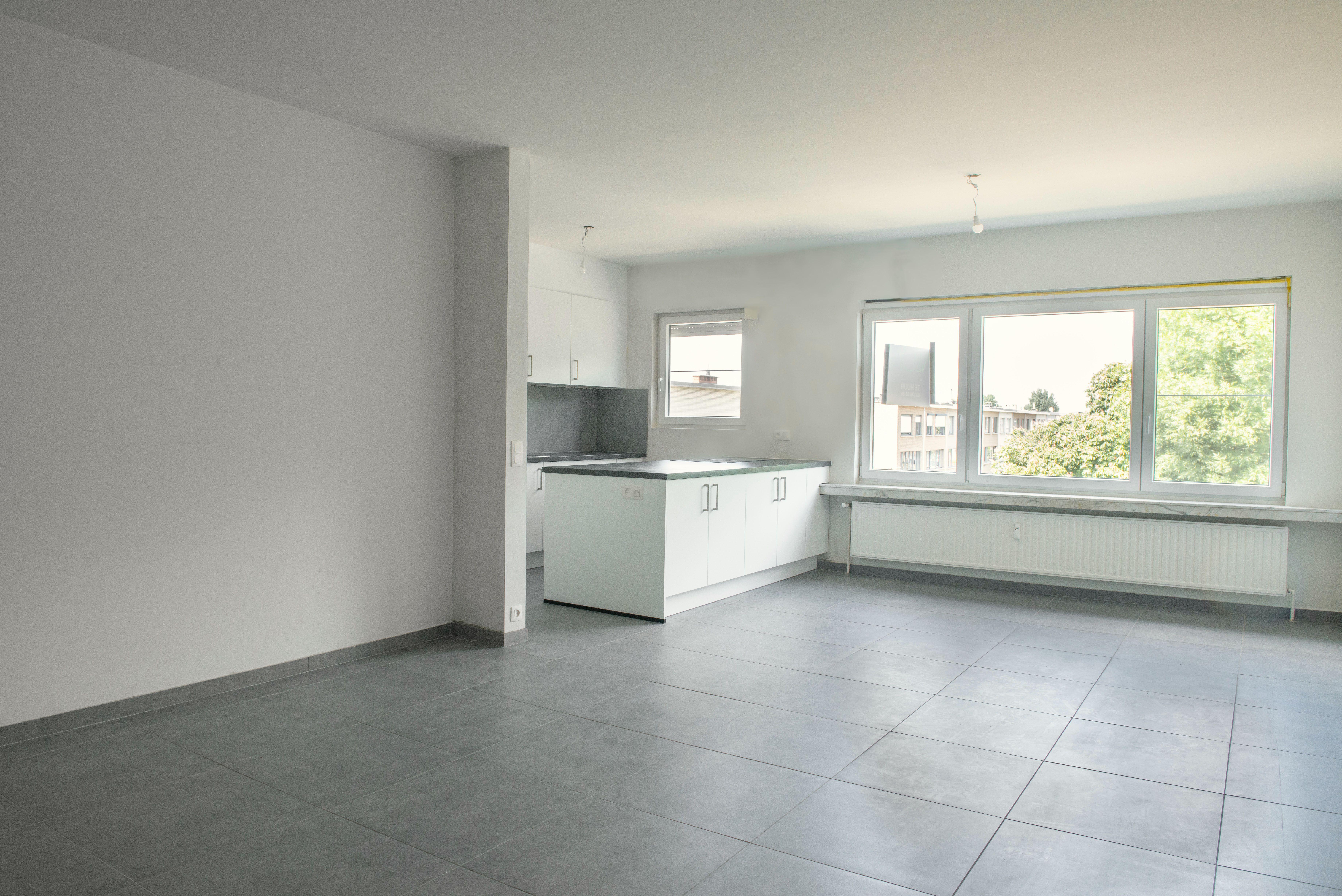 Totaal gerenoveerd appartement met 2 slaapkamers én garagebox met zicht op het groen! foto {{pictureIndex}}