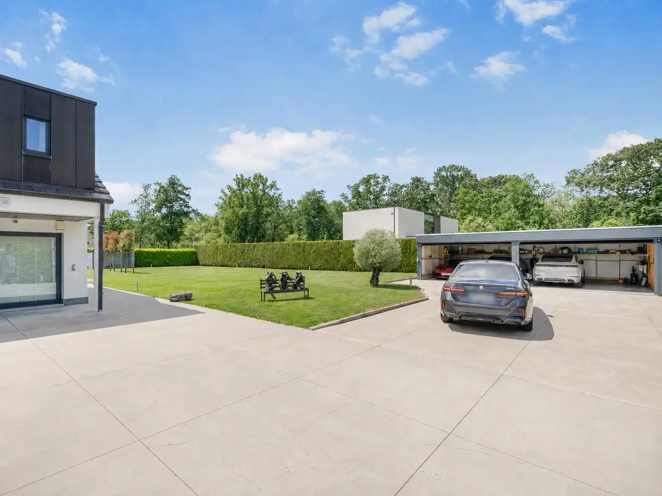 Exclusieve recente villa met verwarmd zwembad, vier garages en inclusief bouwgrond van 10a in een groene omgeving foto 35