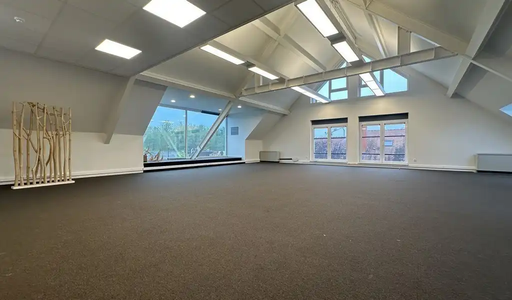 Lichtrijk kantoor te huur op zichtlocatie te Sint-Martens-Latem foto 12