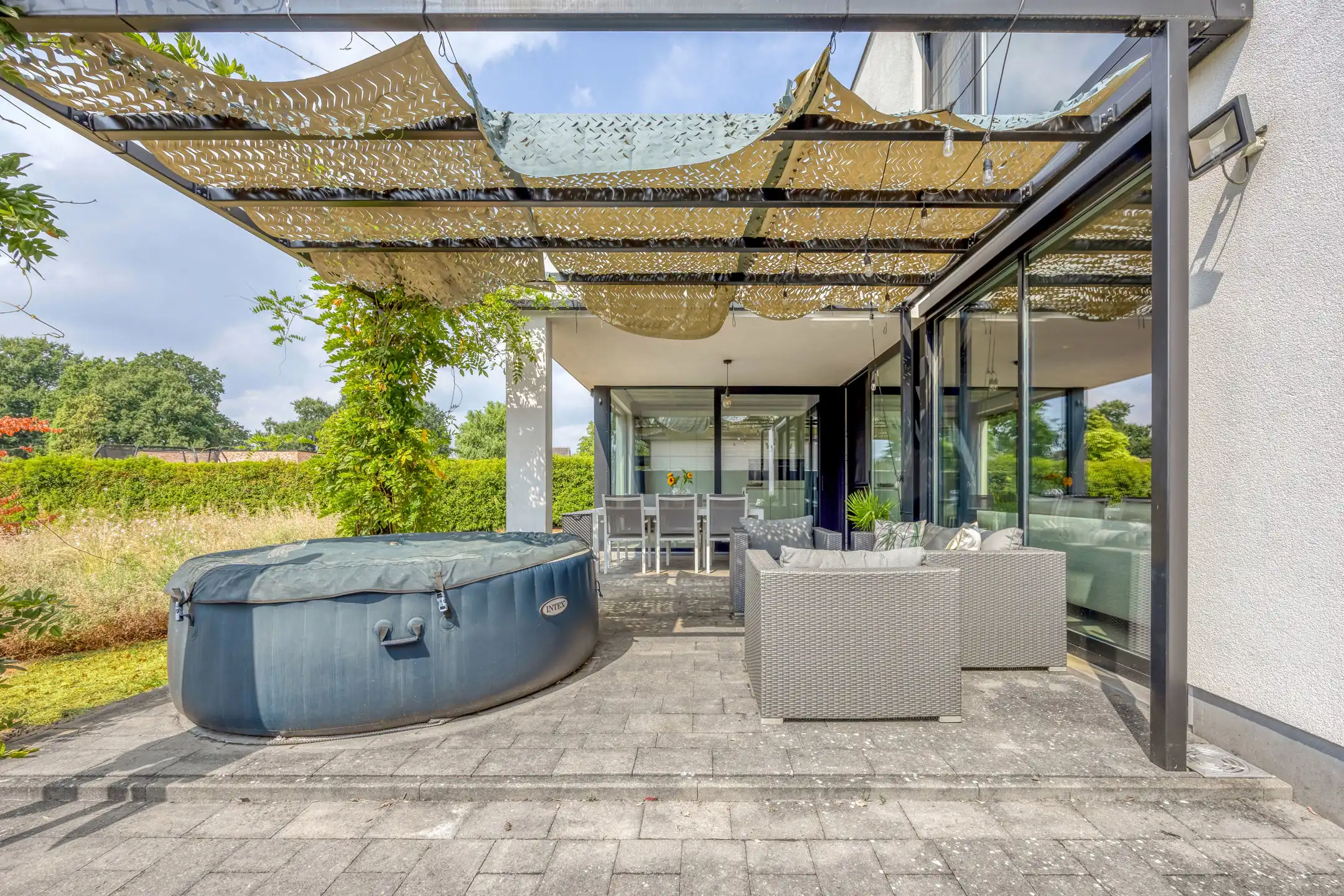 Moderne woning met tuin en bijgebouw in rustige wijk foto 23