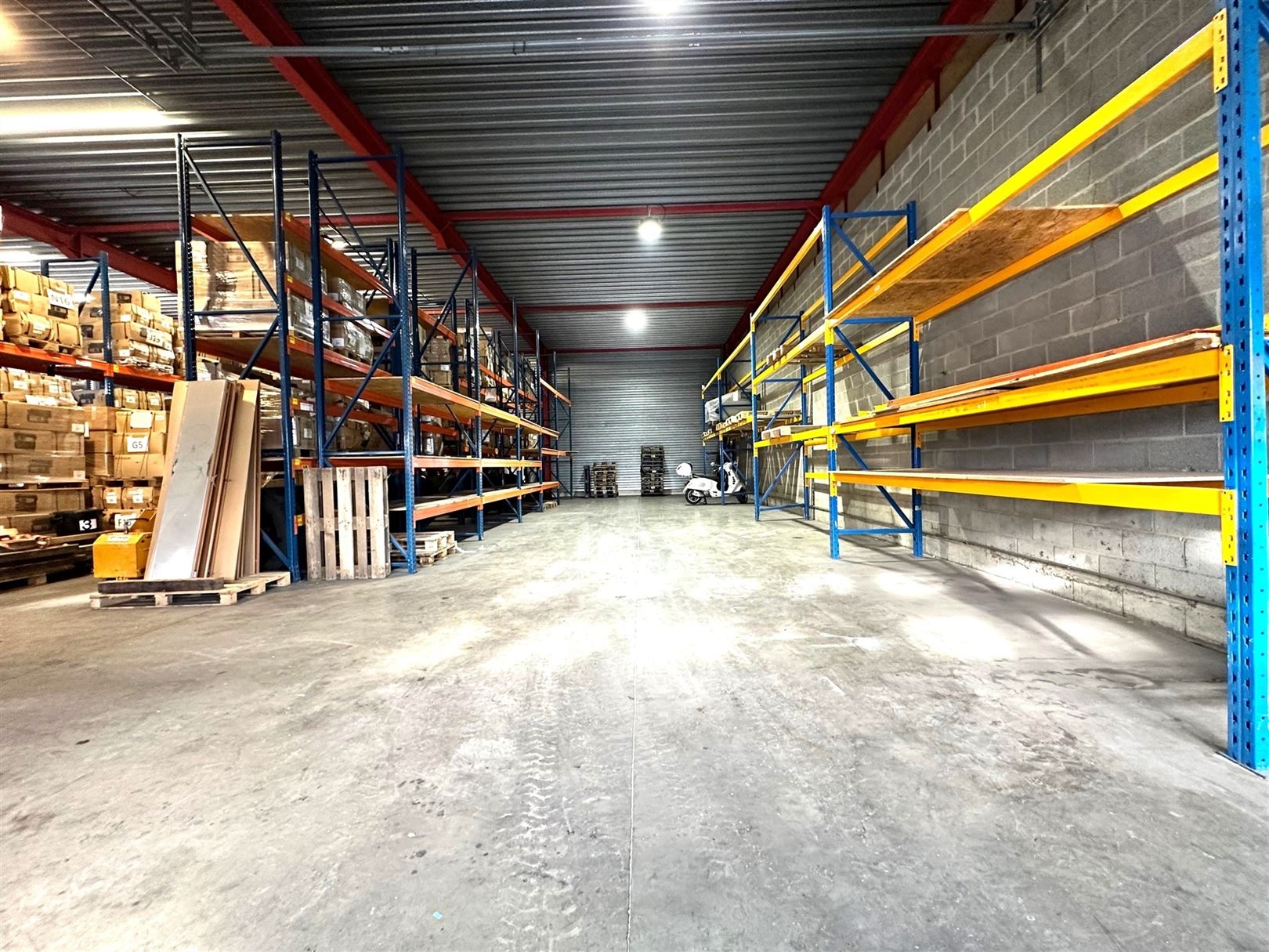 TE HUUR: Opslagruimte van 140m² te Genk! foto 5