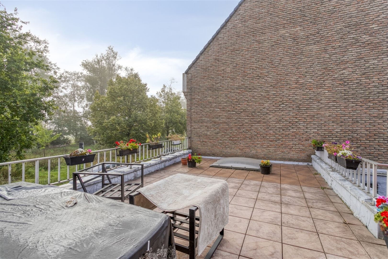 Ruime hoekwoning met 3 slaapkamers, grote zolder en 4 garages. foto 20