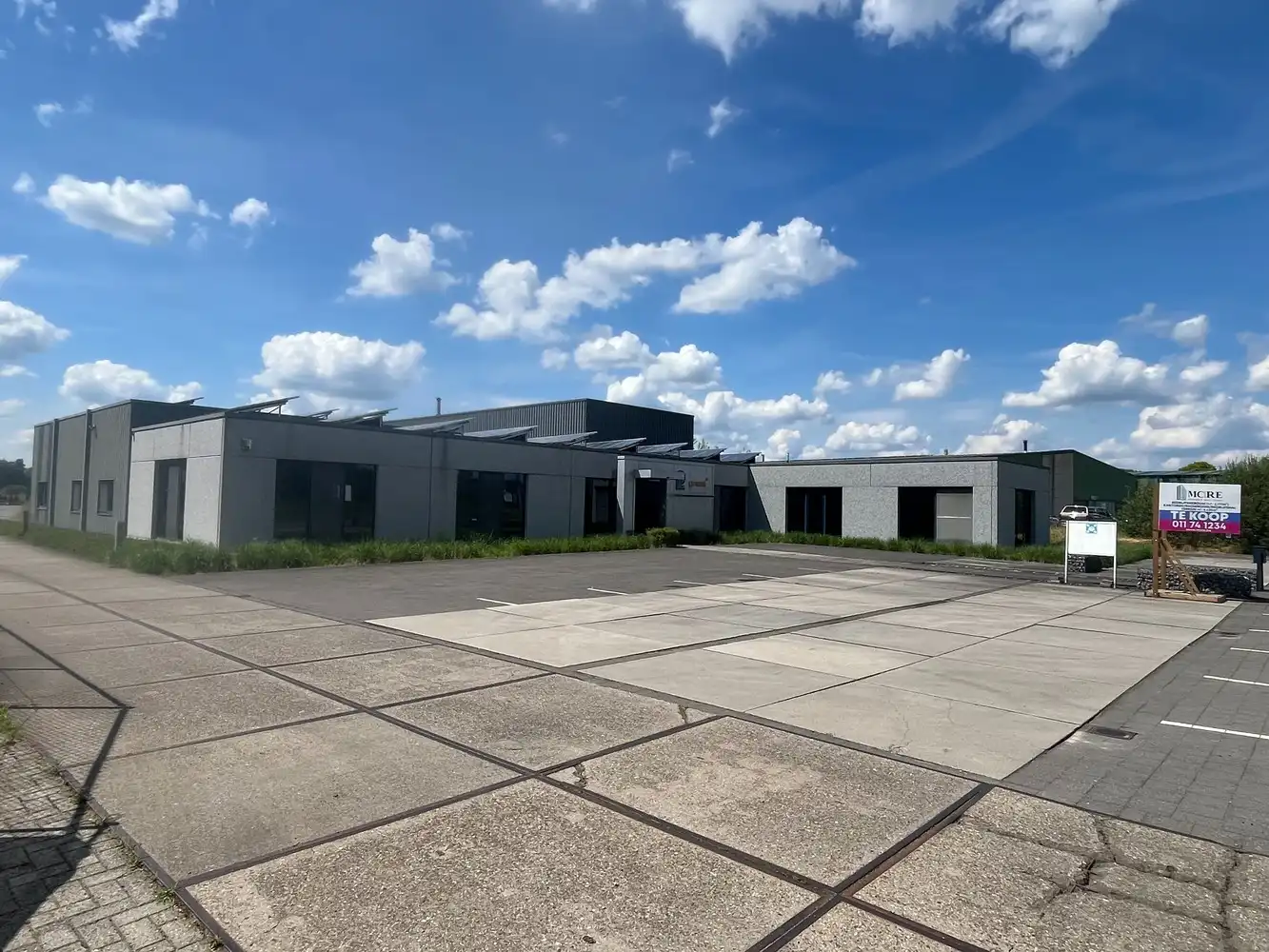 Bedrijfsgebouw +/- 1.397m² foto {{pictureIndex}}