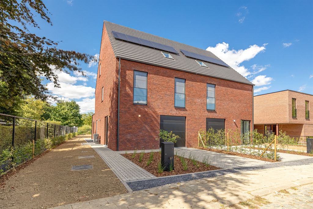 Nieuwbouwwoning op een zeer rustige locatie! foto {{pictureIndex}}