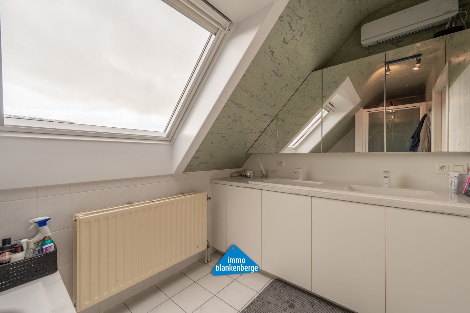 Ruime villa met zonnige tuin en moderne veranda op wandelafstand van de zee foto 30