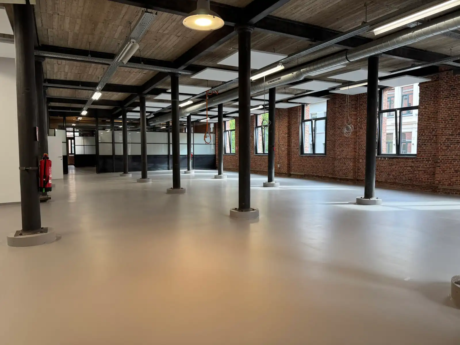 Loftkantoor (530m²) in industrieel gebouw. foto 3