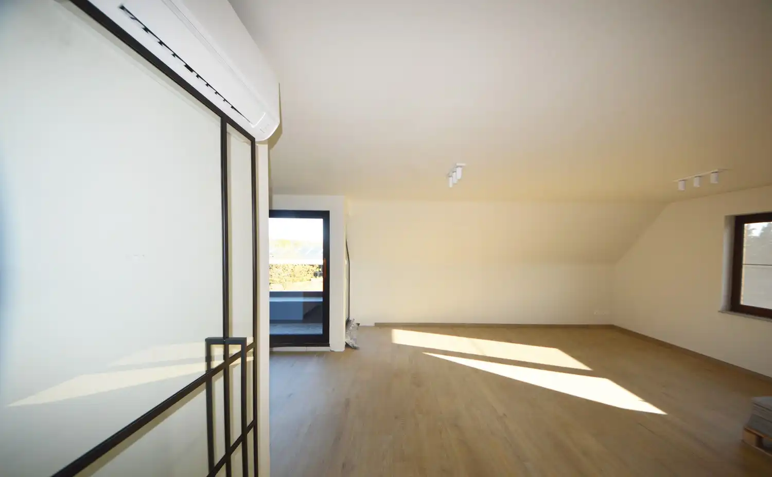 Ruim en lichtrijk gerenoveerd appartement (140 m²) INCL. 2 PARKEERPLAATSEN foto 3