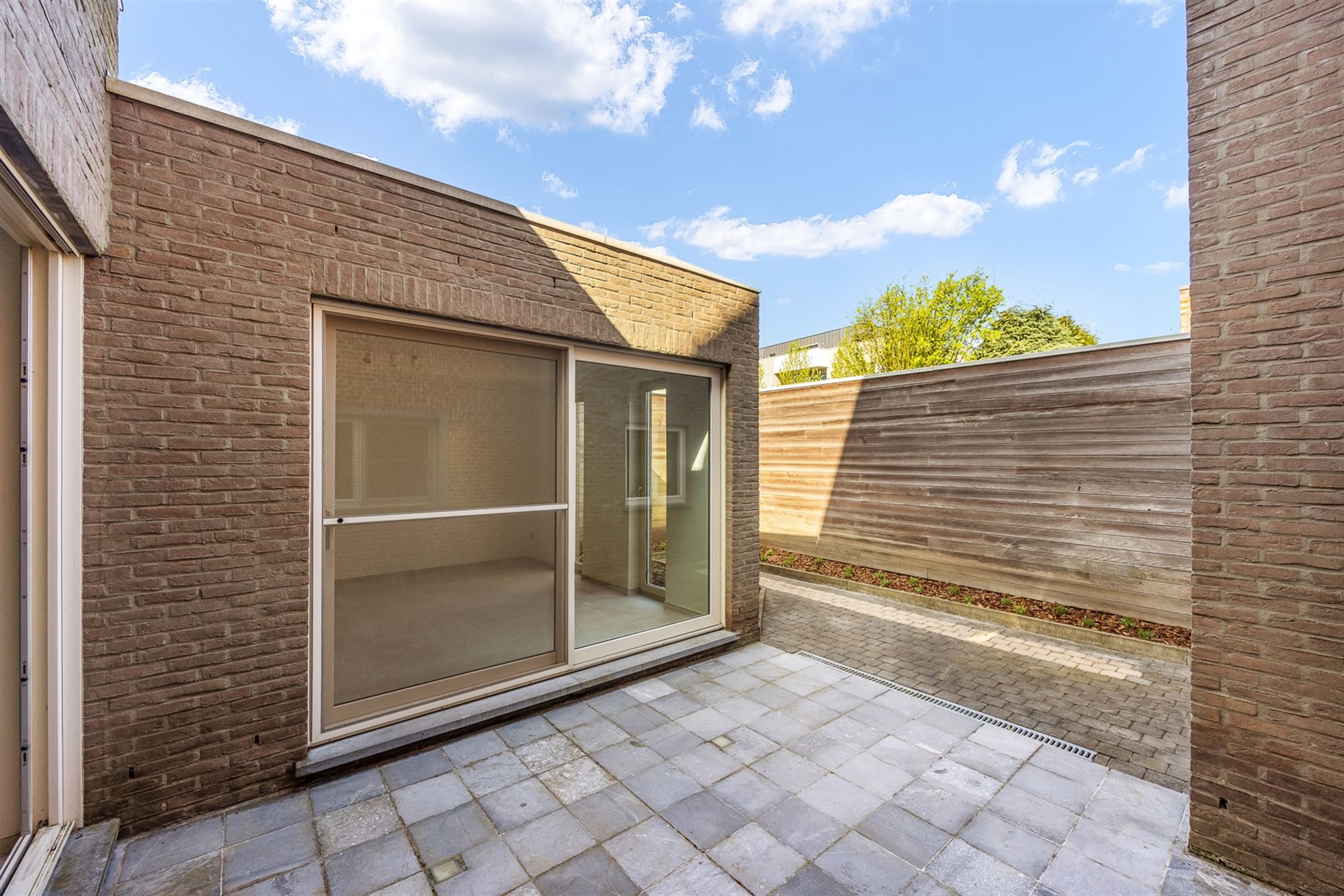 VOLLEDIG INSTAPKLAAR GELIJKVLOERS APPARTEMENT (145M²) MET 2 SLAAPKAMERS, INPANDIGE GARAGE EN TUIN/KOER TE BERINGEN-CENTRUM foto 20