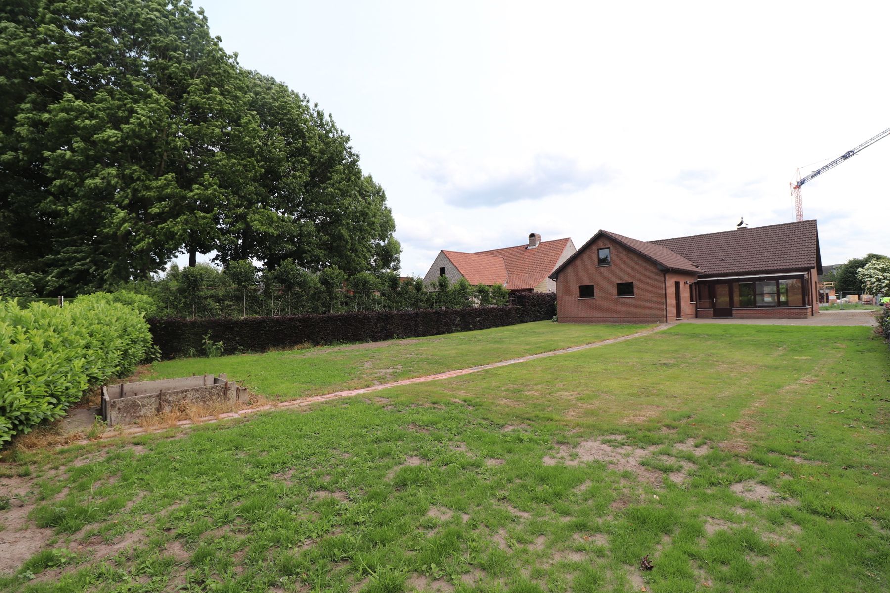 Laagbouwwoning met 2 slaapkamers, garage, terras en tuin. foto 17