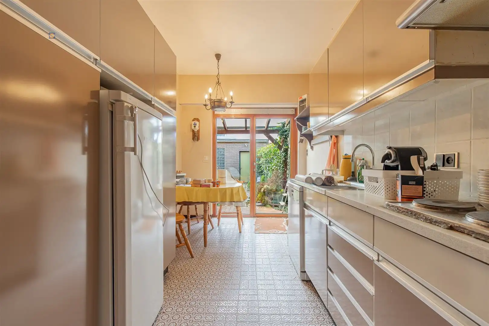 Te renoveren woning met potentieel, 3 slpk & dubbele garage foto 9