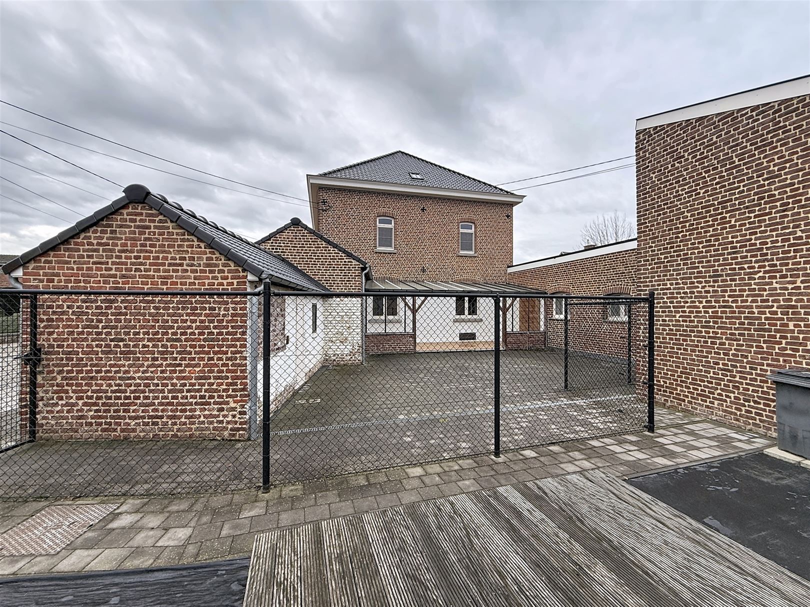 Ruime woning met 4 slpks en verhuurde studio + tuin foto 3