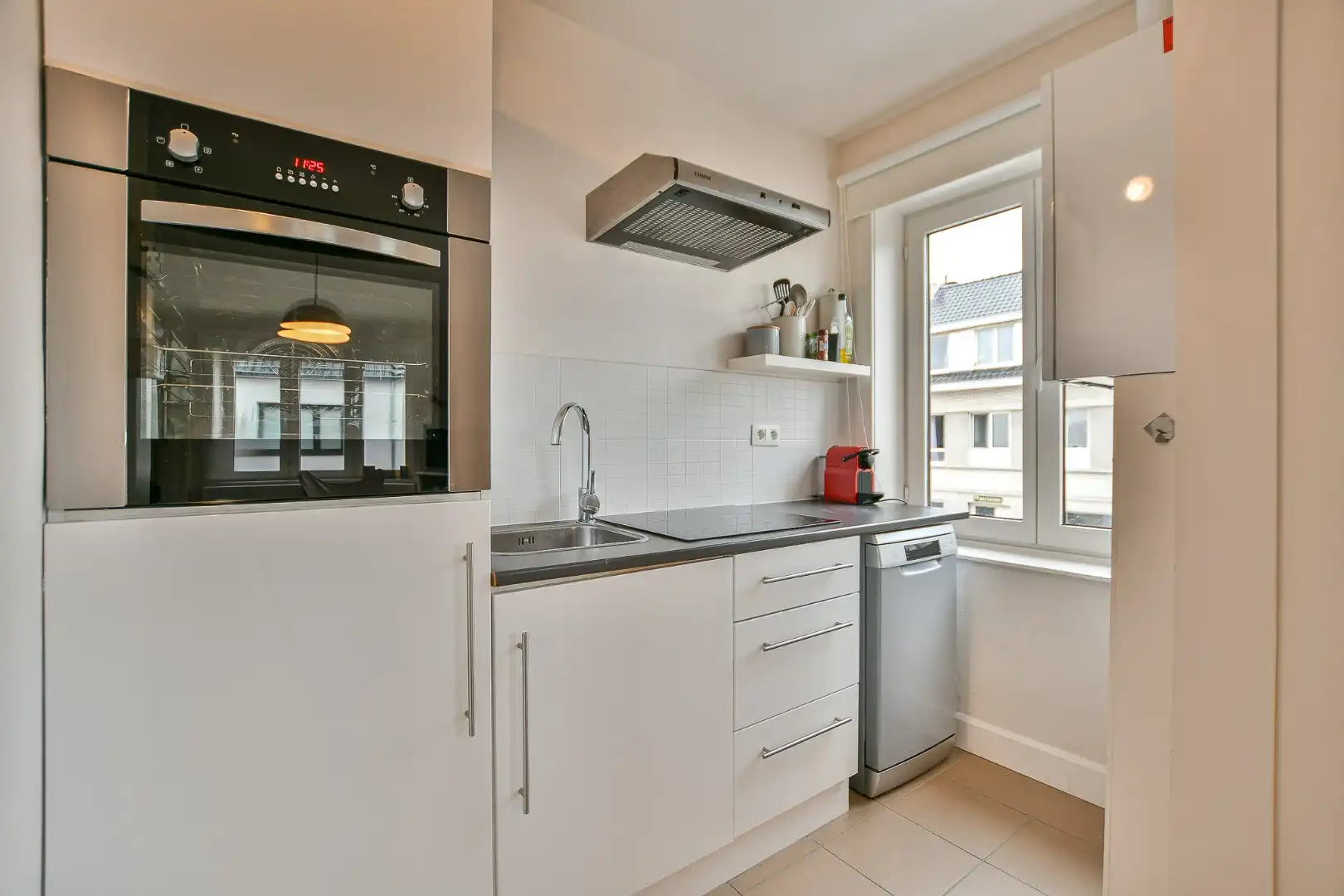 Lichtrijk éénslaapkamerappartement nabij centrum en bos in De Haan foto 6