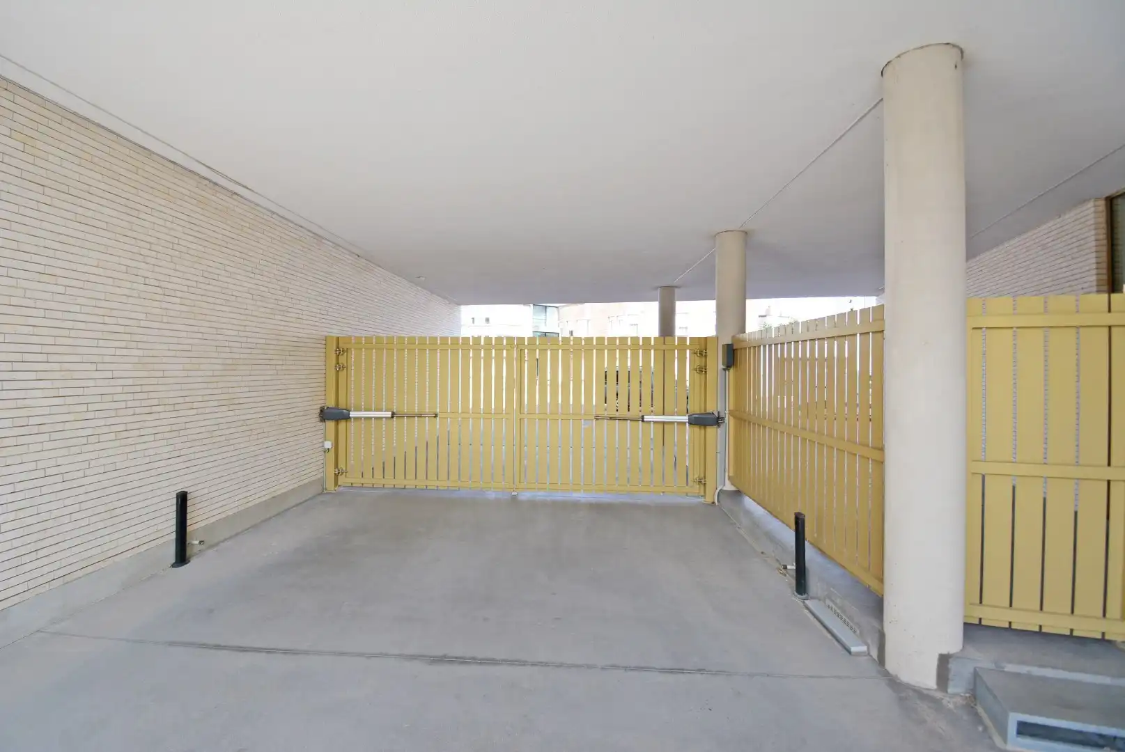 Centraal gelegen ruime garagebox te huur vlakbij de Lippenslaan foto 2