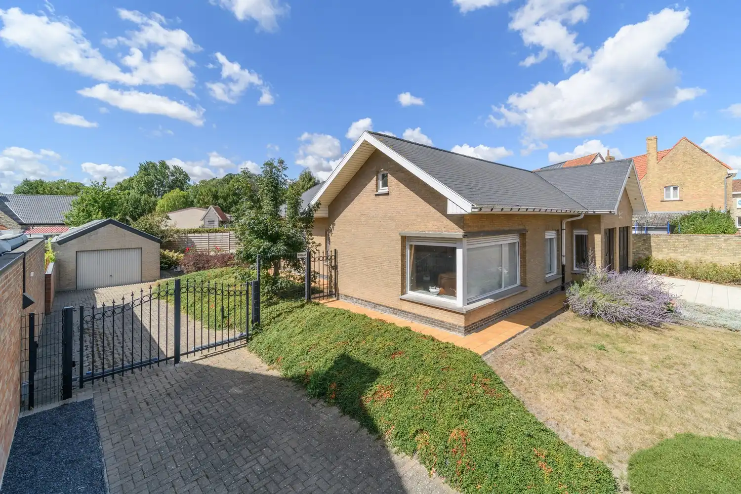 BEVEREN AAN DE IJZER: Zeer degelijke villa-bungalow met alle leefruimtes op het gelijkvloers, ruime garage en tuin op 772m² totale grondopp. foto 17