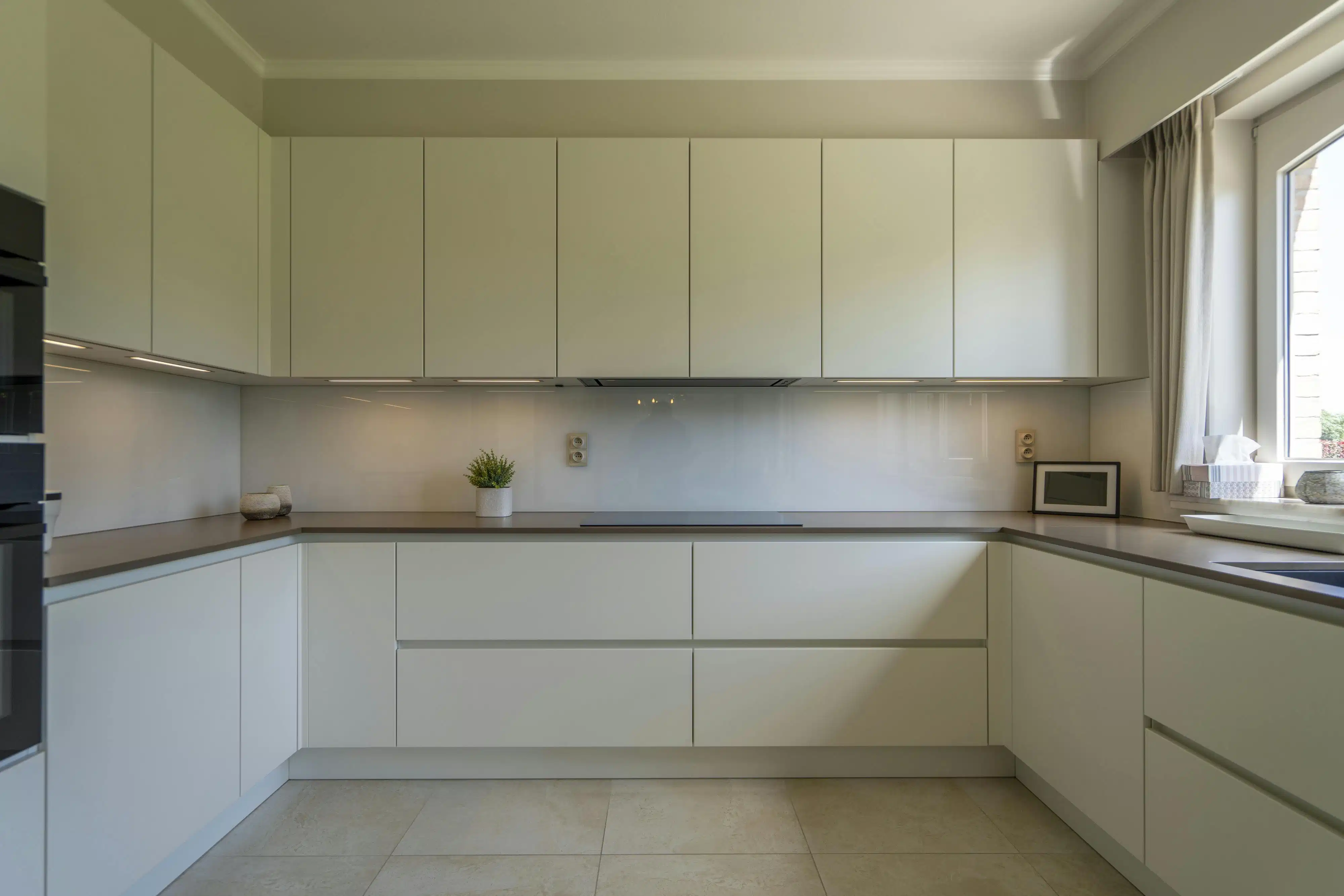 Statige open villa in woongebied met bijgebouw op ca. 2900m² foto 6