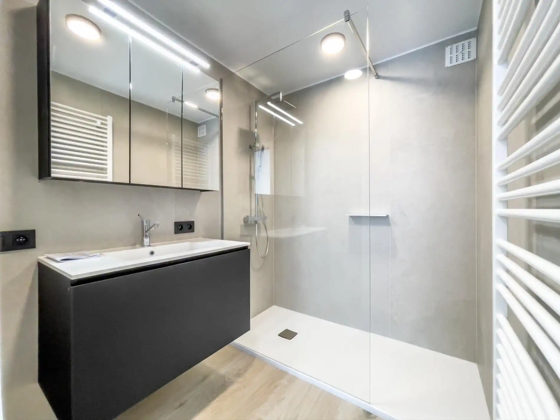 Zonnig, volledig gerenoveerd en ongemeubeld appartement gelegen in de buurt van het Rubensplein met zijdelings zeezicht. foto 11