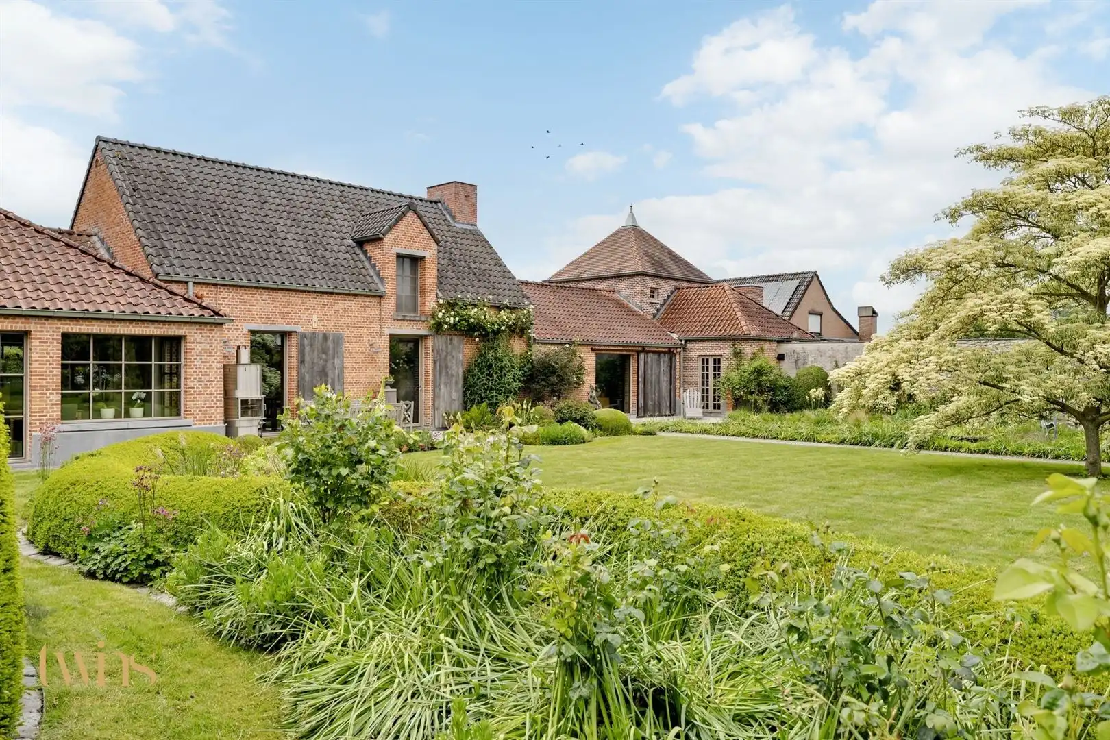 Exclusief wonen in de geliefde gerenoveerde Patershoeve te Buggenhout  foto {{pictureIndex}}